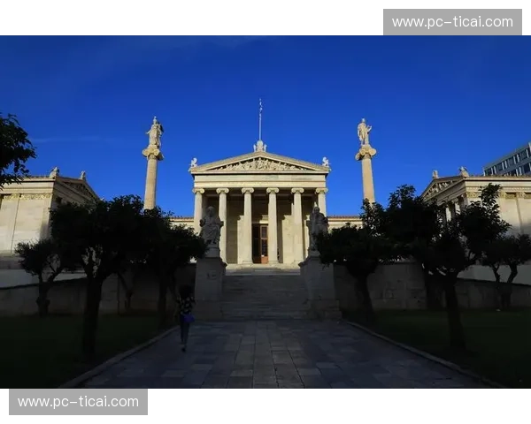 绿茵之巅的白与蓝：当北伦敦热血撞上梅阿查的优雅